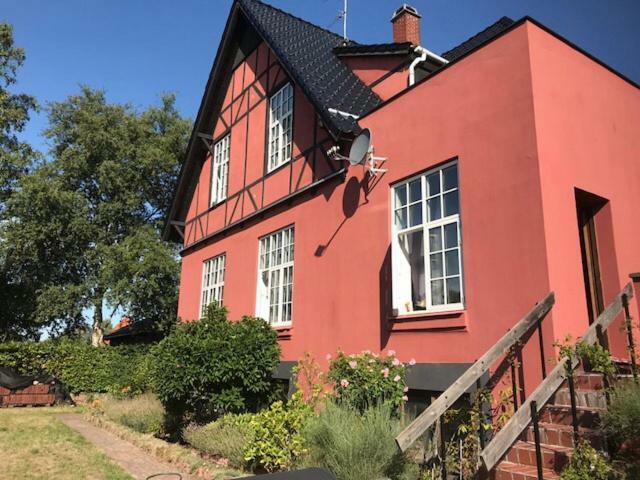 Centralt i Gentofte i 2 plan, ved S-Tog og busser Eksteriør bilde